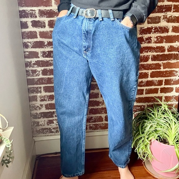 Wrangler dark wash relaxed fit jeans - Picture 2 of 8